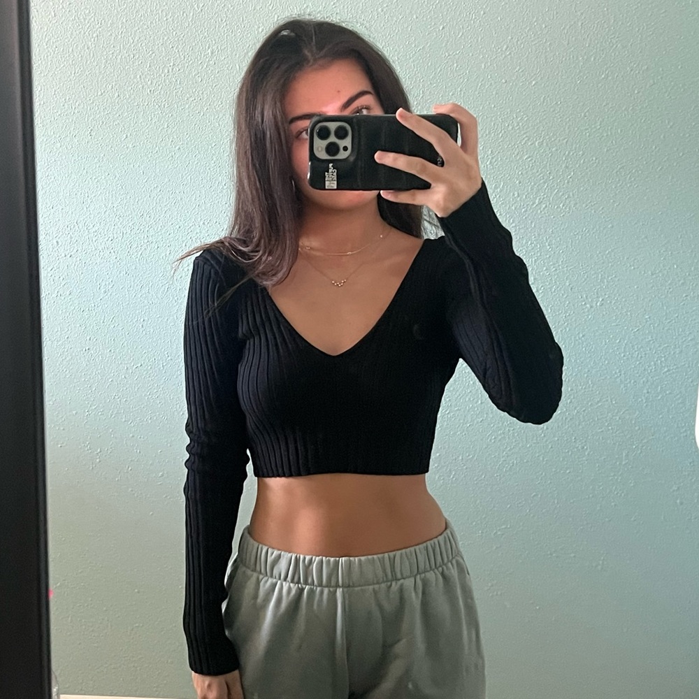 Black long sleeve crop